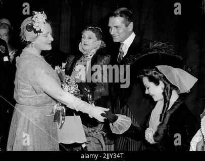 Curtsey for the Queen Mother - immer noch in Kostüm, Schauspielerin Vivien Leigh Curtsey to Queen Elizabeth, the Queen Mother, at the Variety Club's all-Star matinee at her Majesty's Theatre in the Haymarket, London, today (Montag). Neben Vivien Leigh sind ihr Ehemann Sir Laurence Oliveier und Dame Sybil Thornduke. Die Matinee gedachte drei Jubiläen - dem fünfzigsten Jahr seit der Gründung der Royal Academy of Dramatic Art; Dame Sybil's goldenes Jubiläum auf der Bühne; und dem geburtshaus von Sir Herbert Beerbohm Tree, dem Gründer der PADA. 31.Mai 1954. (Foto von Reuterphoto). Stockfoto