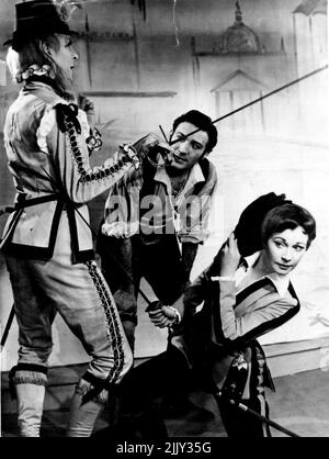 Viola (Vivien Leigh) entgeht einem Schub von Sir Andrew Aguechek (Michael Denison), links, während Fabin (Lee Montague) während einer Probe der „zwölften Nacht“ in Stratford zuschaut. Sir Laurence Olivier und seine Frau Vivien Leigh produzieren den Lohn für das Shakespeare Memorial Festival 96.. 23. April 1955. Stockfoto