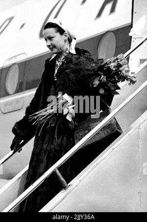 Vivien Leigh kommt am Flughafen London an - Vivien Leigh verlässt heute Nachmittag das Flugzeug am Flughafen London. Vivien Leigh, die an einem schweren Nervenzusammenbruch leidet, kam heute Nachmittag mit ihrem Mann, Sir Laurence Olivier, mit einem Flugzeug aus Amerika am Flughafen London an. Wegen des schlechten Wetters, war das Flugzeug drei Stunden zu spät. 20. März 1953. (Foto von Fox Photos). Stockfoto