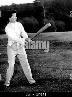 Alle Amerikanischen Mädchen ... Katharine Hepburn ist die Allround-Athletin in MG-M's romantischer Komödie „Pat and Mike“, in der sie mit Spencer Tracy mitspielt. Er ist der Sportförderer und sie das Mädchen, das Tennis, Golf, Baseballspiele, Radfahren oder was Sie in der Art des Sports haben - ein guter Sport ist. Regie: George Cukor. Produziert von Lawrenced Weingarten. Geschrieben von Ruth Gordon und Garson Kanin. 1. September 1952. Stockfoto