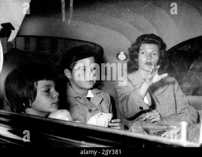 Rita Hayworth mit ihren Töchtern Yasmin (links) und Rebecca, auf dem Bild, als sie gestern von Cherbourg nach Paris fuhren. Die ernstzunehmende Schauspielerin sagte: 'Aly und P'sind auf den besten Bedingungen. Wir sind sehr freundlich.“ Die Schauspielerin Rita Hayworth wirbelt in einem von Aly Khans Autos durch Paris und bekommt täglich riesige Buckel von Senken von ihm. Die Pariser Gesellschaft kippt bereits, dass Aly und Rita wieder heiraten werden. Oben abgebildet sind Yasmin (links), Aly Khans Tochter, Rebecca, 10 Jahre alte Tochter von Orson Welles und Rita Hayworth. 4. Oktober 1955. Stockfoto