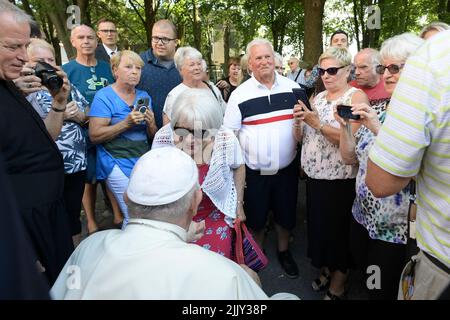Quebec, Kanada, 28. Juli 2022. Der Papst trifft die Gäste des Zentrums für Empfang und Spiritualität Fraternitè St. Alphonse (Foto: Vatican Media). Quelle: Vatican Media/Picciarella/Alamy Live News Stockfoto