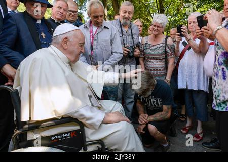 Quebec, Kanada, 28. Juli 2022. Der Papst trifft die Gäste des Zentrums für Empfang und Spiritualität Fraternitè St. Alphonse (Foto: Vatican Media). Quelle: Vatican Media/Picciarella/Alamy Live News Stockfoto