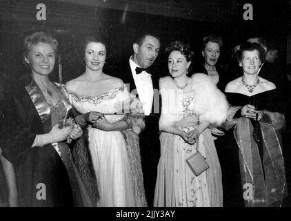 Die erste Nacht von 'Peter Pan' - sie trafen sich bei der Premiere von 'Peter Pan' gestern Abend in London. Walt Disney, der den Film gedreht hat. Und Filmstar Ann Todd, die Bühne Peter Pan von 1942; Margaret Lockwood 1949; Glynis Johns, 1943. 16. April 1953. (Foto von Daily Mail Contract Picture). Stockfoto