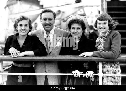 Großbritannien ist die Schatzinsel für die Disneys - Mr. Und Mrs. Walt Disney mit den Töchtern Diane (links) und Sharon (rechts) bei der Ankunft in Southampton. Begleitet von seiner Frau und seinen Töchtern - Diane, 16, und Sharon, 13 - kam der Hollywood-Zeichentrickfilm-Produzent Walt Disney an Bord des Cunard-White Star-Liners „Queen Elizabeth“ nach Southamption. Disney, der Schöpfer von Mickey Mouse, Donald Duck und eine Vielzahl anderer Zeichentrickfiguren, ist nach Großbritannien gekommen, um „Treasure Island“ (seinen ersten Live-Film) in Denham zu drehen. 21. Juni 1949. (Foto von Reuterphoto). Stockfoto