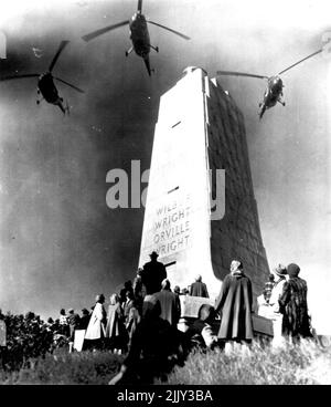 Feiert den Wrights-Flug -- drei US-Armeehubschrauber schweben heute hier über dem Denkmal auf dem Kill Devil Hill zur Feier des ersten erfolgreichen Flugs von Orville und Wilbur Wright im Jahr 49. im Jahr 1903. 05. Januar 1953. (Foto von AP Wirephoto). Stockfoto