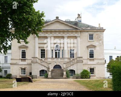 Vorderansicht der White Lodge, Heimat der Royal Ballet Lower School im Londoner Richmond Park Stockfoto