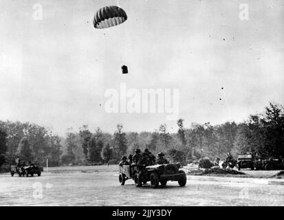 Ture of British Airbourne Forces in Holland -- Ein Versorgungskorb, der auf einer Fahrbahn abfällt, um von Luftstreitkräften mit Jeeps gesammelt zu werden. Als der 1.., alliierte die 1.. Die alliierte Airbourne-Armee wurde in Holland fallen gelassen, Fotografen der Army Film and Photographic Unit waren dabei. Dies ist eines der ersten Fotos, die von ihnen zurückerhalten wurden. Einer der Fotografen schreibt in einem Brief vom 20.. September: „Dies ist der vierte Tag, wenn es fast um die Bekämpfung einer Kameraarbeit geht. Den ganzen Tag waren wir unter Beschuss, Morter und Maschinengewehrfeuer. 04. Dezember 1944. (Foto von British Official Photograph). Stockfoto