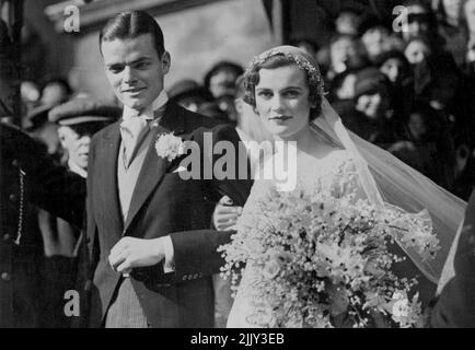 Beautiful Society Girl Weds -- Miss Margaret Whigham, The Society Beauty, und ihr Bräutigam, Mr. Charles Sweeny, verlassen Brompton Oratory, Nach ihrer Hochzeit. Menschenmengen kämpften, um sie in der Kirche zu sehen: Draußen mussten sie ihren Weg zu ihrem Auto kämpfen. 28. März 1933. Stockfoto