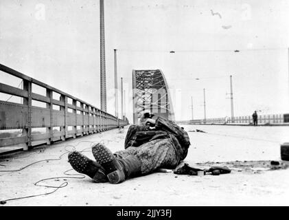 Nazi-Soldat fällt in Holland -- Ein Nazi-Soldat liegt, wo er auf die Brücke in Nijmegen, Holland, fiel, gefangen genommen intakt von amerikanischen para-Truppen landete hinter den Nazi-Linien in Holland bei dem Angriff der ersten alliierten Luftwaffe in Holland. 17. September 1944. (Foto: U.S. Signal Corps Photo). Stockfoto