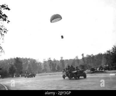 Cture der britischen Airbourne-Streitkräfte in Holland -- Ein Versorgungskorb fällt auf ein ***** Von Luftstreitkräften mit Jeeps gesammelt werden. Als der 1.., alliierte die 1.. Die alliierte Airbourne-Armee wurde in Holland fallen gelassen, Fotografen der Army Film and Photographic Unit waren dabei. Dies ist eines der ersten Fotos, die von ihnen zurückerhalten wurden. Einer der Fotografen schreibt in einem Brief vom 20.. September: „Dies ist der vierte Tag, wenn es fast um die Bekämpfung einer Kameraarbeit geht. Den ganzen Tag waren wir unter Beschuss, Morter und Maschinengewehrfeuer. 28. September 1944. (Foto von British Official Photograph). Stockfoto