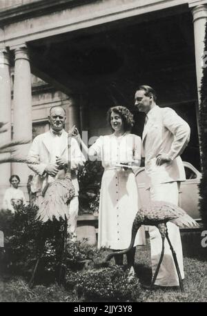 Auf Wiedersehen mit Tokio - Prinz Louis Ferdinand von Hohensollern, Enkel des ehemaligen Kaiser, Und Prinzessin Kyra sagt ihrem Gastgeber, Generalmajor Eugen Ott, dem deutschen Botschafter, heute im Garten der Botschaft vor ihrer Abteilung für Miyanosh, Abschied zu, von wo aus die Ewansa ihre Hochzeitsreise um die Welt fortsetzen sollen. 20. August 1938. (Foto vom Domei News Photos Service). Stockfoto