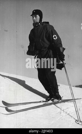 Das norwegische Rote Kreuz hat viele „erste-Hilfe-Menschen“ in Dienst gestellt, die auf Skiern bei Unfällen sowohl für die Olympiateilnehmer als auch für die Öffentlichkeit helfen sollen. Das Foto zeigt einen der Ersthelfer, Herrn Ove Nellund, in voller Ausstattung. Mitglieder des Norwegischen Roten Kreuzes haben bei den Olympischen Winterspielen in Oslo einen hilfreichen Dienst geleistet. Fotozeigt einen von ihnen, Ove Nellund in voller Ausstattung. Er und andere haben verletzte Konkurrenten und Zuschauer erste Hilfe geleistet. 06. Februar 1952. (Foto von Paul Popper Ltd.). Stockfoto