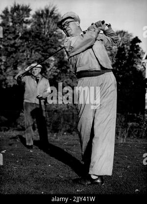 Samstagmorgen auf dem Golfplatz für den britischen Atom Chief: Dr. William George Penney, 43, der für das Design der britischen Atombombe verantwortlich war und am 3. Oktober für die technische Seite des Tests auf den Monte Bello Islands verantwortlich war, wird heute Morgen, 25. Oktober, beim Abfahren vom Golfclub Dulwich und Sydenham Hill gesehen. Es wurde am 23. Oktober bekannt gegeben. Dass Königin Elizabeth Dr. Penney eine Ritterschaft zugestanden hatte. 25. Oktober 1952. (Foto von Associated Press Photo). Stockfoto