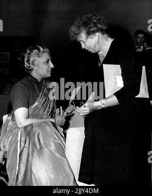 UN-Generalversammlung eröffnet vierte Sitzung Frau Vijaya Lakshmi Pandit, Indiens Botschafterin in den Vereinigten Staaten von Amerika, wird mit Frau Eleanor Roosevelt, Mitglied der amerikanischen Delegation bei der Versammlung, gesehen. 20. September 1949. (Foto von Foto der Vereinten Nationen). Stockfoto