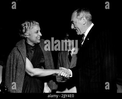 Frauen in der UN-Generalversammlung viele Nationen haben Frauen unter ihren hochrangigen Delegierten zur Sitzung der UN-Generalversammlung 7.. Dieses Bild zeigt eine von ihnen, Frau Vijaya Lakshmi Pandit, Vorsitzende der indischen Delegation, die sich mit Herrn Dean Acheson, dem US-Außenminister, die Hände schüttelte. Frau Pandit ist ehemalige Botschafterin in Moskau und Washington. 1. Oktober 1952. Stockfoto