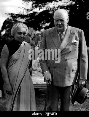 Frau Pandit bei Chatwell Tea mit Sir Winston -- Frau Vijaya Lakshmi Pandit, Schwester des indischen Präsidenten der Generalversammlung der Vereinten Nationen, hatte heute, Sonntag, Tee mit Sir Winston und Lady Churchill in ihrem Haus in Chartwell (Kent). Frau Pandit kam letzten Montag zu einem einwöchigen offiziellen Besuch als Präsidentin des Generalbesuchs als Präsidentin der Generalversammlung nach London. Zu ihren Engagements gehörte ein Publikum mit The Queen. 11. Juli 1954. (Foto von Reuterphoto). Stockfoto