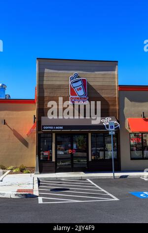 Ephrata, PA, USA – 5. Oktober 2016: Außenansicht der Dunkin' Donut Fast-Food-Bäckerei und -Filiale, die frische Donuts, Sandwiches, Kaffee und Beverag anbietet Stockfoto