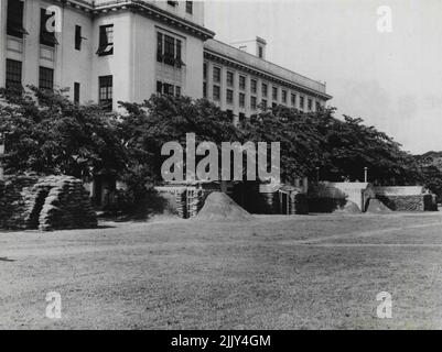 Sie wissen, was zu tun ist, wenn die Bomber auf die Philippinen kommen -- Bürger des Bezirks Tondo in Manila, die in entlegene ländliche Gemeinden in der ersten Evakuierungsübung für Luftangriffe der philippinischen Hauptstadt eilten, überprüfen bei ihrer Ankunft im Empfangszentrum in San Mateo ihre Identifikationsschilder mit einer Krankenschwester des Roten Kreuzes. Die Behörden stellten fest, dass sie den Evakuierungsbereich von nicht lebenswichtigen Zivilisten innerhalb einer halben Stunde räumen konnten. 09.Mai 1941. (Foto von AMCE). Stockfoto
