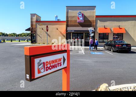Ephrata, PA, USA – 5. Oktober 2016: Äußeres Schild der Dunkin' Donut Fast-Food-Bäckerei und -Filiale, die frische Donuts, Sandwiches, Kaffee und Getränke anbietet Stockfoto