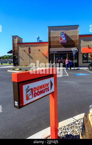 Ephrata, PA, USA – 5. Oktober 2016: Äußeres Schild der Dunkin' Donut Fast-Food-Bäckerei und -Filiale, die frische Donuts, Sandwiches, Kaffee und Getränke anbietet Stockfoto