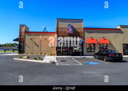 Ephrata, PA, USA – 5. Oktober 2016: Außenansicht der Dunkin' Donut Fast-Food-Bäckerei und -Filiale, die frische Donuts, Sandwiches, Kaffee und Beverag anbietet Stockfoto