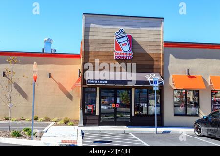 Ephrata, PA, USA – 5. Oktober 2016: Außenansicht der Dunkin' Donut Fast-Food-Bäckerei und -Filiale, die frische Donuts, Sandwiches, Kaffee und Beverag anbietet Stockfoto