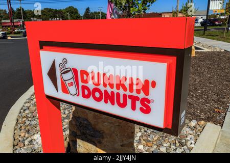 Ephrata, PA, USA – 5. Oktober 2016: Äußeres Schild der Dunkin' Donut Fast-Food-Bäckerei und -Filiale, die frische Donuts, Sandwiches, Kaffee und Getränke anbietet Stockfoto