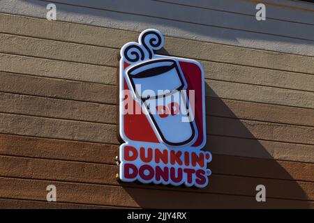 Ephrata, PA, USA – 5. Oktober 2016: Äußeres Schild der Dunkin' Donut Fast-Food-Bäckerei und -Filiale, die frische Donuts, Sandwiches, Kaffee und Getränke anbietet Stockfoto