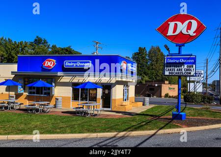 Ephrata, PA, USA – 5. Oktober 2016: Das Restaurant „A Dairy Queen“ ist eine Kette, die Eis, Getränke und Fast-Food-Sandwiches serviert. Stockfoto