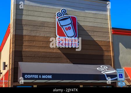 Ephrata, PA, USA – 5. Oktober 2016: Äußeres Schild der Dunkin' Donut Fast-Food-Bäckerei und -Filiale, die frische Donuts, Sandwiches, Kaffee und Getränke anbietet Stockfoto