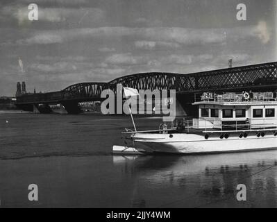 Warschau....die Brücke über die Weichsel. Die beiden Bögen wurden nach der Sprendung durch zurückziehende Russen im Jahr 1915 wieder aufgebaut. 04. September 1939. Stockfoto