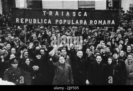 Die Massen grüßen die Neue Rumänische Republik -- nach der Abdankung von König Michael von Rumänien am 30. Dezember wurde Rumänien zur populären Republik erklärt. Dieses Foto zeigt einen Teil der Menge, der sich am 30. Dezember auf dem Palastplatz in Bukarest mit einem Transparent versammelt hat: „Es lebe die rumänische Volksrepublik“. 2. Februar 1948. (Foto von Associated Press Photo). Stockfoto