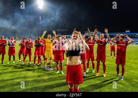 SARAJEVO - Fredrik Midtsjo von AZ Alkmaar feiert den Sieg während der zweiten Qualifikationsrunde des Conference League-Spiels zwischen FK Tuzla City und AZ am 28. Juli 2022 im Stadion Grbavica in Sarajevo, Bosnien und Herzegowina. ANP ED DER POL Stockfoto