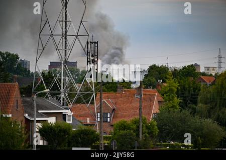 Roeselare, Belgien. 28.. Juli 2022. Am Donnerstag, dem 28. Juli 2022, entsteht Rauch aus dem Brandort des Abfallwirtschaftsunternehmens Sidegro in Roeselare. BELGA FOTO DAVID CATRY Kredit: Belga Nachrichtenagentur/Alamy Live News Stockfoto