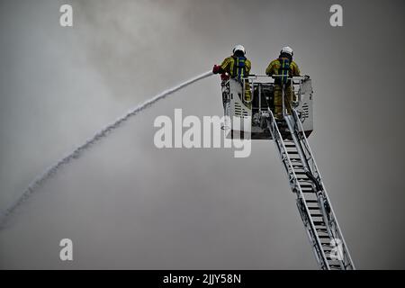 Roeselare, Belgien. 28.. Juli 2022. Feuerwehrleute, die am Donnerstag, dem 28. Juli 2022, am Ort eines Brandes bei der Abfallwirtschaftsfirma Sidegro in Roeselare abgebildet wurden. BELGA FOTO DAVID CATRY Kredit: Belga Nachrichtenagentur/Alamy Live News Stockfoto