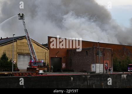 Roeselare, Belgien. 28.. Juli 2022. Feuerwehrleute, die am Donnerstag, dem 28. Juli 2022, am Ort eines Brandes bei der Abfallwirtschaftsfirma Sidegro in Roeselare abgebildet wurden. BELGA FOTO DAVID CATRY Kredit: Belga Nachrichtenagentur/Alamy Live News Stockfoto