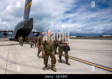 Reserve-Bürger-Flieger mit der 924. Fighter Group auf der Davis-Monthan Air Force Base, Arizona, kommen zur Unterstützung von RIMPAC 22 auf der Marine Corps Base Hawaii, 21. Juli 2022. 26 Nationen, 38 Schiffe, drei U-Boote, mehr als 170 Flugzeuge und 25.000 Personal - darunter Reserve-Bürger-Flugzeuge vom 624 RSG - nehmen vom 29. Juni bis 4. August an #RIMPAC2022 in und um die Hawaii-Inseln und Südkalifornien Teil. RIMPAC, die weltweit größte internationale maritime Übung, bietet eine einzigartige Ausbildungsmöglichkeit und fördert und pflegt die kooperativen Beziehungen zwischen den Teilnehmern Stockfoto