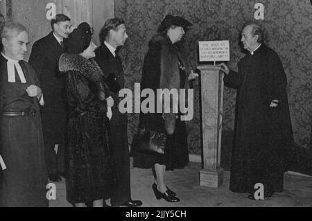 Frau Roosevelt Besucht In Begleitung Des Königs Und Der Königin Die Stadt Und Das East End Von London. Der König, die Königin und Frau Roosevelt schauten sich den Ort an, an dem die Washington Buest und Plakette in St. Paul's vor der Entfernung aus Sicherheitsgründen standen. 28. Januar 1943. (Foto: Sport & General Press Agency, Limited). Stockfoto