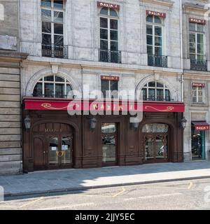 PARIS, FRANKREICH - 03. AUGUST 2018: Außenansicht von Maxim's Restaurant in der Rue Royale Stockfoto