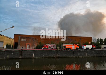 Roeselare, Belgien. 28.. Juli 2022. Feuerwehrleute, die am Donnerstag, dem 28. Juli 2022, am Ort eines Brandes bei der Abfallwirtschaftsfirma Sidegro in Roeselare abgebildet wurden. BELGA FOTO DAVID CATRY Kredit: Belga Nachrichtenagentur/Alamy Live News Stockfoto