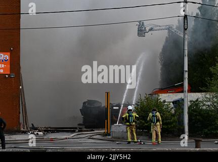 Roeselare, Belgien. 28.. Juli 2022. Feuerwehrleute, die am Donnerstag, dem 28. Juli 2022, am Ort eines Brandes bei der Abfallwirtschaftsfirma Sidegro in Roeselare abgebildet wurden. BELGA FOTO DAVID CATRY Kredit: Belga Nachrichtenagentur/Alamy Live News Stockfoto