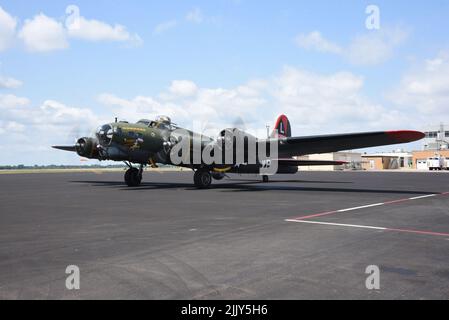 Besatzungsmitglieder der Sonderluftwaffe bereiten eine B-17 Flying Fortress für den Abflug vom Flughafen Sioux City, Iowa, am 25. Juli 2022 vor. Das Flugzeug ist eines von nur noch 5 aktiven Flying Fortress-Flugzeugen. Foto der US Air National Guard Senior Master Sgt. Vincent De Groot Stockfoto