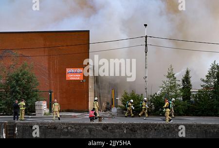 Roeselare, Belgien. 28.. Juli 2022. Feuerwehrleute, die am Donnerstag, dem 28. Juli 2022, am Ort eines Brandes bei der Abfallwirtschaftsfirma Sidegro in Roeselare abgebildet wurden. BELGA FOTO DAVID CATRY Kredit: Belga Nachrichtenagentur/Alamy Live News Stockfoto