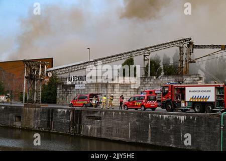 Roeselare, Belgien. 28.. Juli 2022. Feuerwehrleute, die am Donnerstag, dem 28. Juli 2022, am Ort eines Brandes bei der Abfallwirtschaftsfirma Sidegro in Roeselare abgebildet wurden. BELGA FOTO DAVID CATRY Kredit: Belga Nachrichtenagentur/Alamy Live News Stockfoto