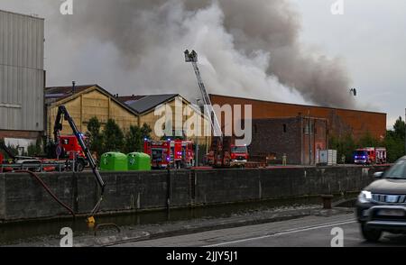 Roeselare, Belgien. 28.. Juli 2022. Feuerwehrleute, die am Donnerstag, dem 28. Juli 2022, am Ort eines Brandes bei der Abfallwirtschaftsfirma Sidegro in Roeselare abgebildet wurden. BELGA FOTO DAVID CATRY Kredit: Belga Nachrichtenagentur/Alamy Live News Stockfoto