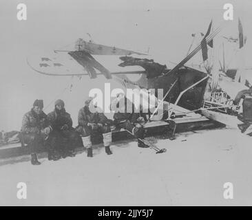 Die Nobile Crew In Ihrem Berühmten Roten Zelt! -- die isoliertesten Menschen der Welt - die Überlebenden der Nobile-Katastrophe, die im roten Zelt auf der Eisscholle leben. Von links nach rechts: Professor Behounek, Biagi, Viglieri und der verletzte Cecioni, ganz rechts. 31. Juli 1928. (Foto von Pacific & Atlantic Photos). Stockfoto