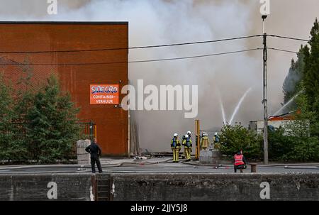 Roeselare, Belgien. 28.. Juli 2022. Feuerwehrleute, die am Donnerstag, dem 28. Juli 2022, am Ort eines Brandes bei der Abfallwirtschaftsfirma Sidegro in Roeselare abgebildet wurden. BELGA FOTO DAVID CATRY Kredit: Belga Nachrichtenagentur/Alamy Live News Stockfoto