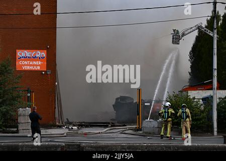 Roeselare, Belgien. 28.. Juli 2022. Feuerwehrleute, die am Donnerstag, dem 28. Juli 2022, am Ort eines Brandes bei der Abfallwirtschaftsfirma Sidegro in Roeselare abgebildet wurden. BELGA FOTO DAVID CATRY Kredit: Belga Nachrichtenagentur/Alamy Live News Stockfoto