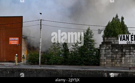 Roeselare, Belgien. 28.. Juli 2022. Feuerwehrleute, die am Donnerstag, dem 28. Juli 2022, am Ort eines Brandes bei der Abfallwirtschaftsfirma Sidegro in Roeselare abgebildet wurden. BELGA FOTO DAVID CATRY Kredit: Belga Nachrichtenagentur/Alamy Live News Stockfoto